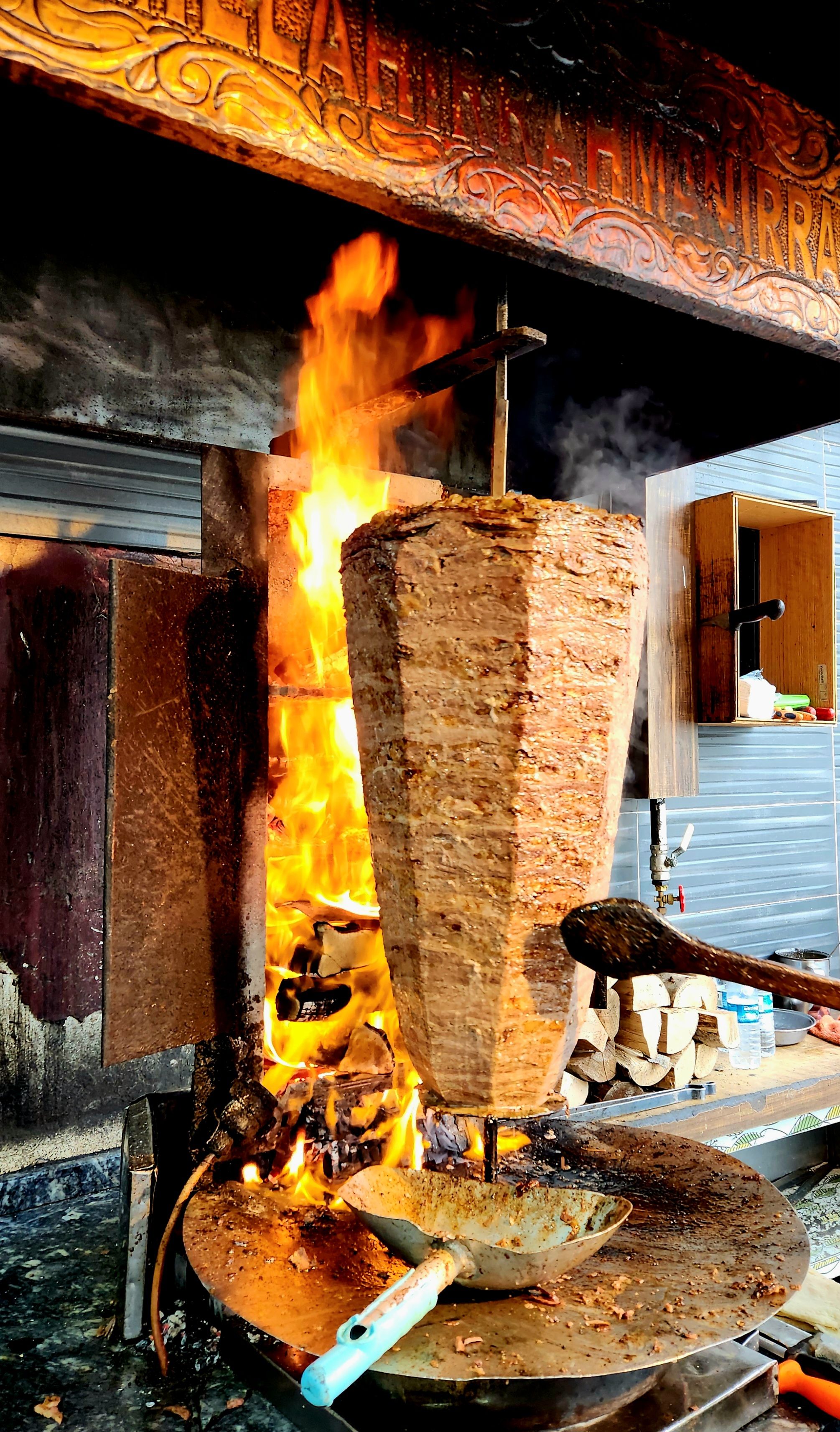Dönerspieß mit Flamme auf dem Grill in Berlin