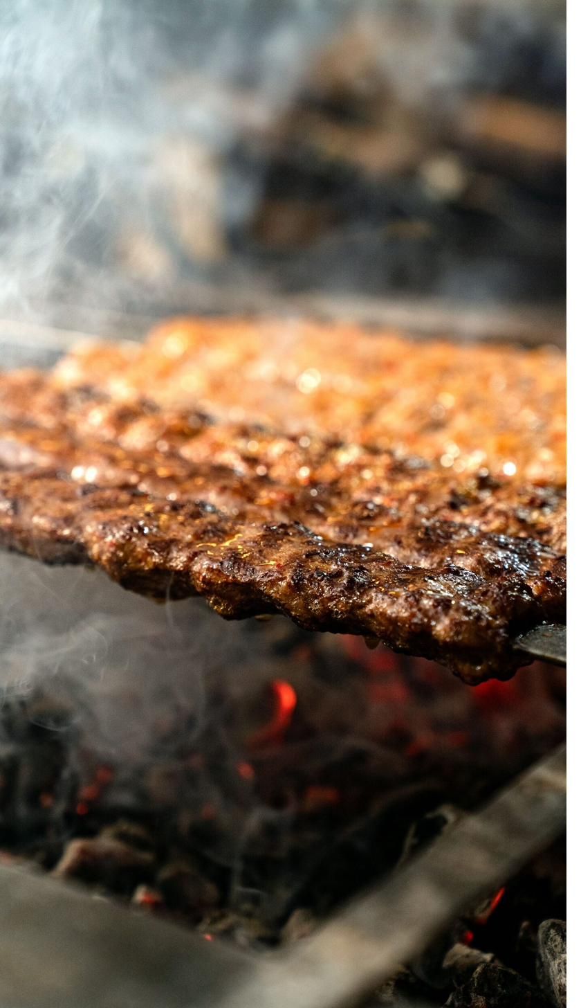 Nahaufnahme von gegrilltem Fleisch mit Rauch