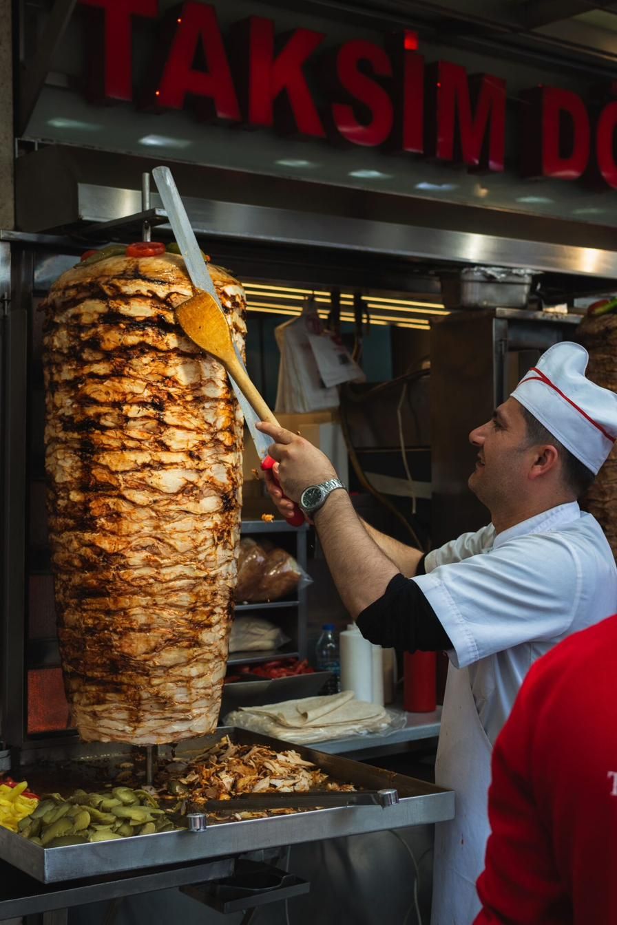 Döner-Fleisch wird frisch vom Spieß geschnitten