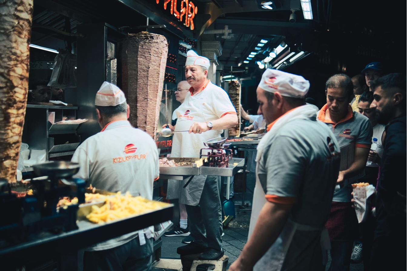 Döner-Spieß wird in einem Dönerladen in Berlin frisch zubereitet